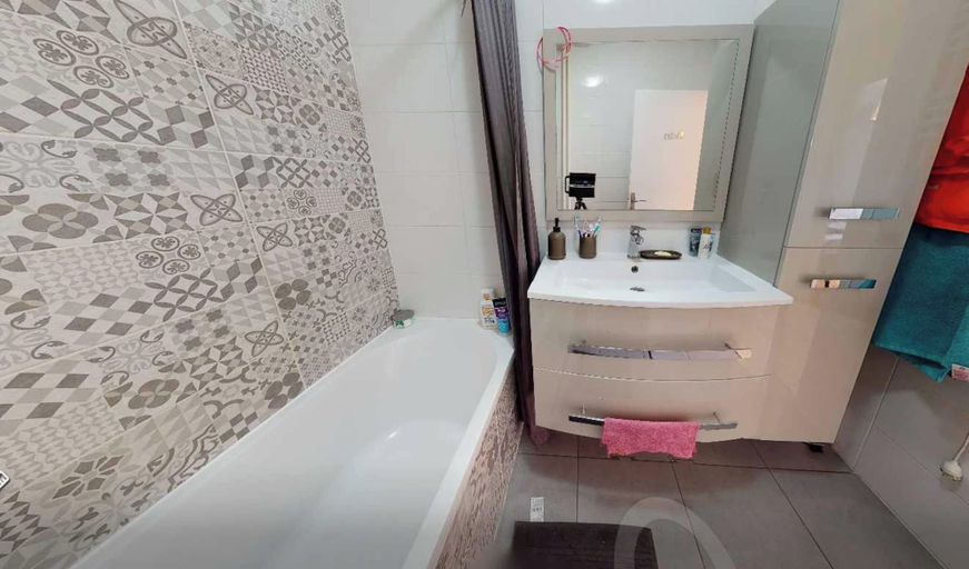 Bathroom 5, Private Room in a Shared Flat - Lyon 8, Rhône