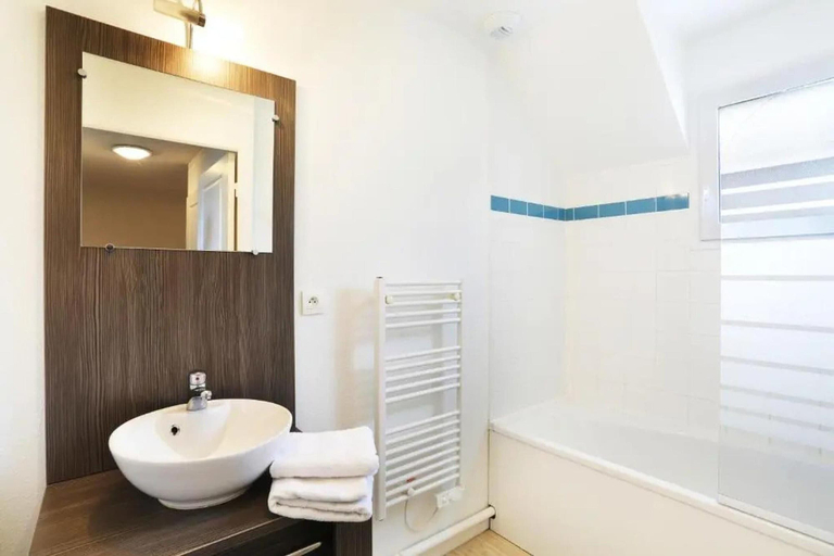 Bathroom 5, Spacious Coastal Duplex Cottage for 8, Finistère