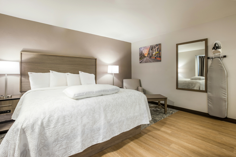 Bedroom 3, Red Roof PLUS+ & Suites Savannah – I-95, Chatham