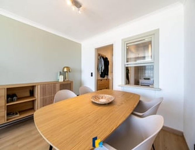 Dining 4, Coastal Apartment Near Beach for 4, West-Vlaanderen