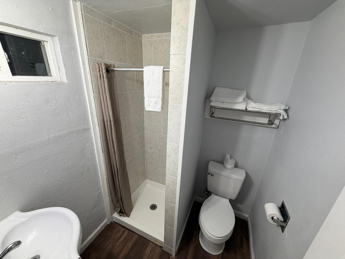 Bathroom 4, Budget Inn Bend, Deschutes