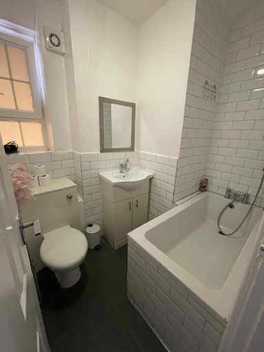 Bathroom 3, Charming 2 Bedroom Apartment in Central London, London