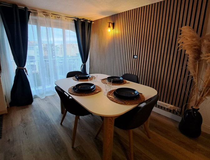 Dining 5, Coastal Apartment in Agde, Parking, Hérault