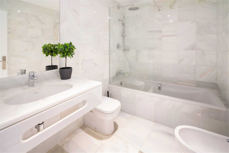 Bathroom 5, 1-bedroom Lodge Stay in Antwerp, Antwerpen