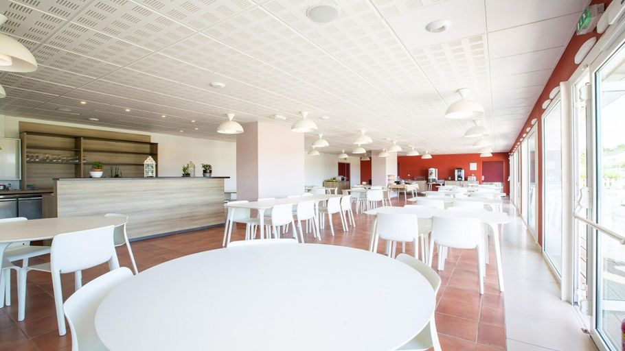 Dining 2, Coastal Apartment Stay for 4, Ille-et-Vilaine