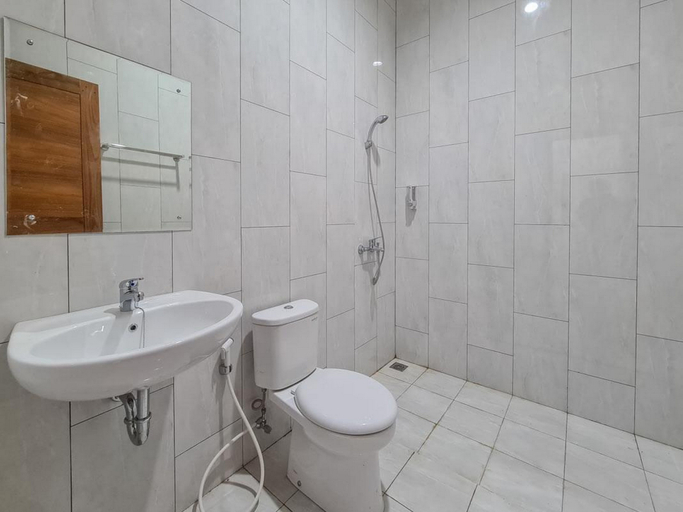 Bathroom 3, Graha Martadinata Syariah Mitra RedDoorz, Tasikmalaya