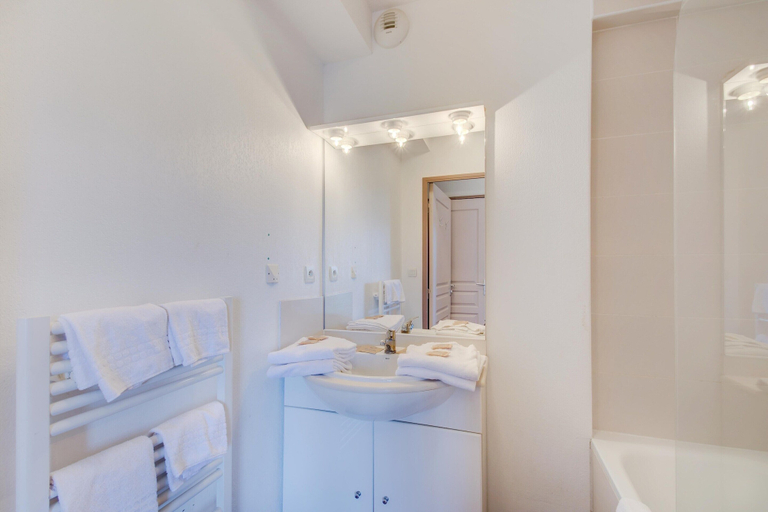 Bathroom 2, Modern 2-Bedroom Vineyard House, Hérault