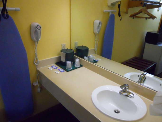 Bathroom, AMERICA'S BEST INN BEAUFORT, Beaufort