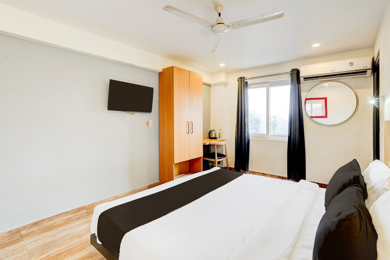 Room 5, Deluxe Townhouse Tirupati, Chittoor