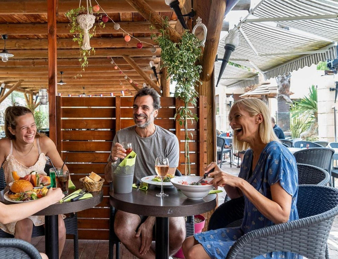 Outdoor dining 2, Comfortable Coastal Stay for 4, Var