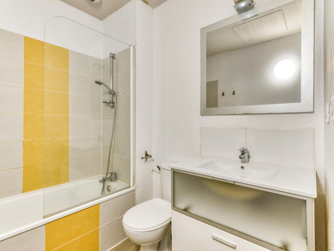 Bathroom 5, Studio Apartment in Argeles-sur-mer, Pyrénées-Orientales