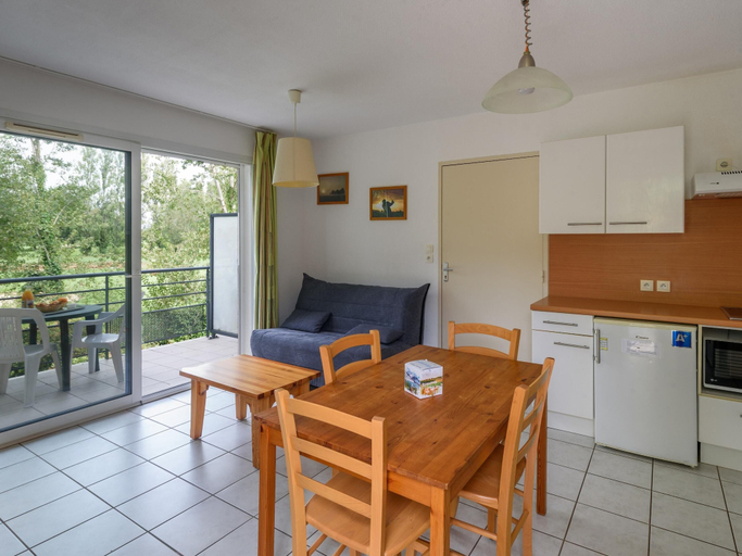 Dining 5, Accessible Vineyard Stay for Four, Tarn