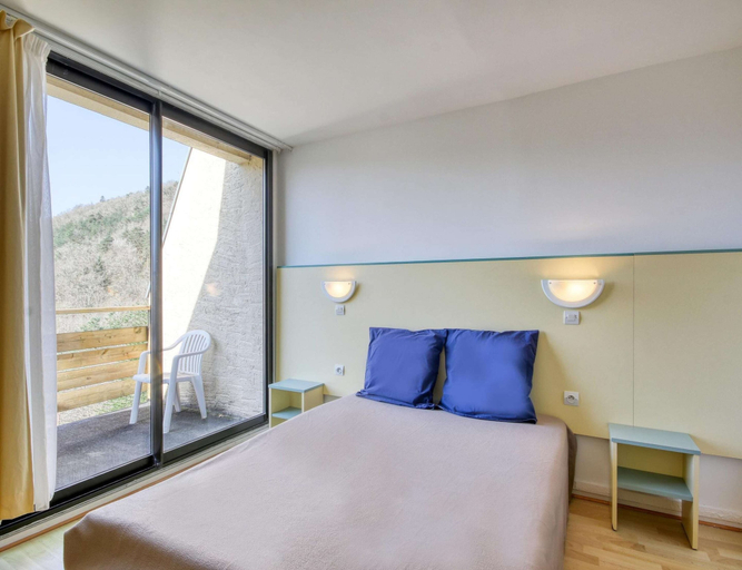 Room 4, Spacious Landscape Stay for 4 by the Lake, Puy-de-Dôme