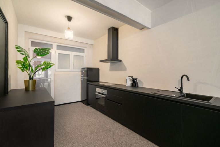 Private kitchen 4, Central 2BR Apartment by Grand Station, Antwerpen