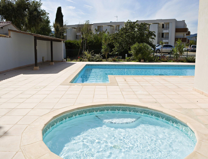 Pool 2, Spacious Marina Stay for Six, Alpes-Maritimes