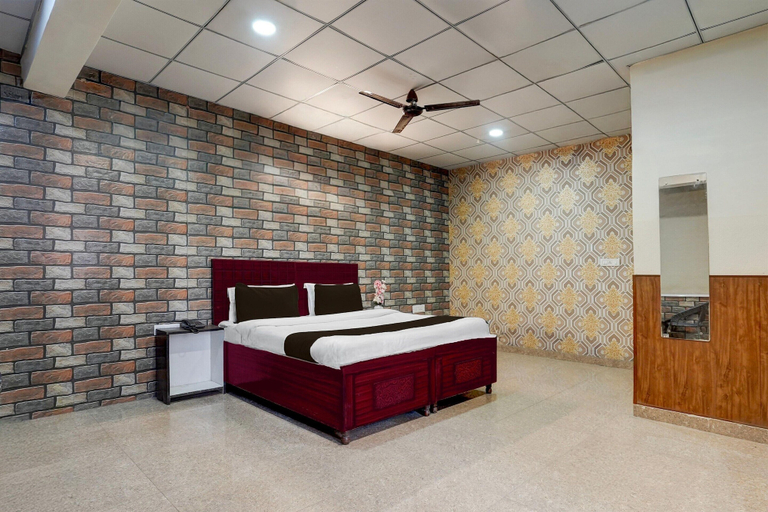 Room 2, Saver Double Hotel Alpha, Sahibzada Ajit Singh Nagar