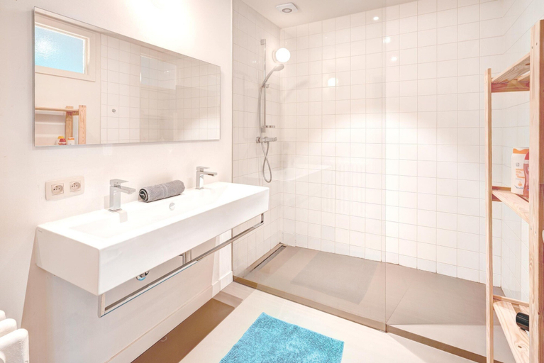 Bathroom, Chic Meir Stay for 9 With Balcony, Antwerpen