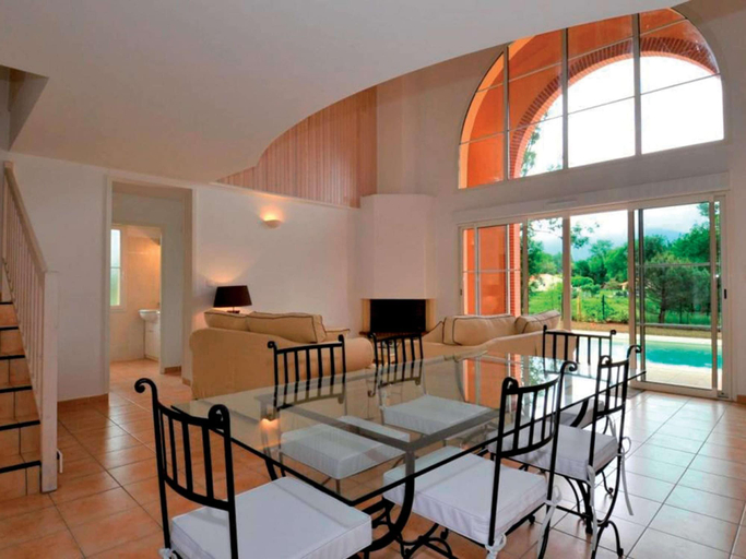 Dining, Golf-side Sanctuary in Mazamet, Tarn