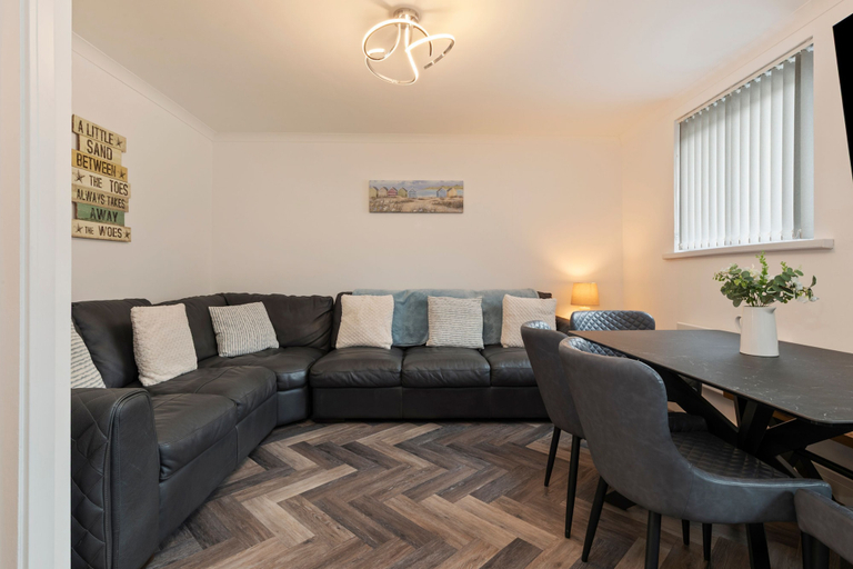 Room 4, Smugglers Cove - Short Walk to Beach, Pembrokeshire