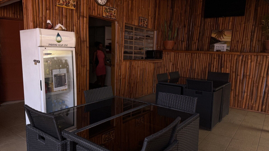 Dining, Agua Leve, Água Grande