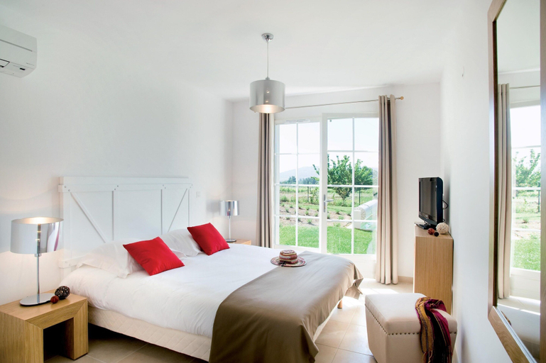 Room 2, Luxury Luberon Villa With Pool for 10, Vaucluse