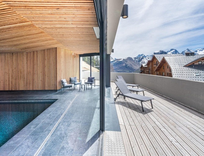 Pool 3, Alpine Superior Apartment near Slopes, Isère