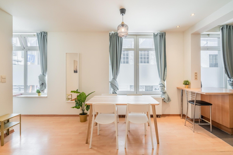 Living room 2, Lively City Getaway for 10 Near Meir, Antwerpen