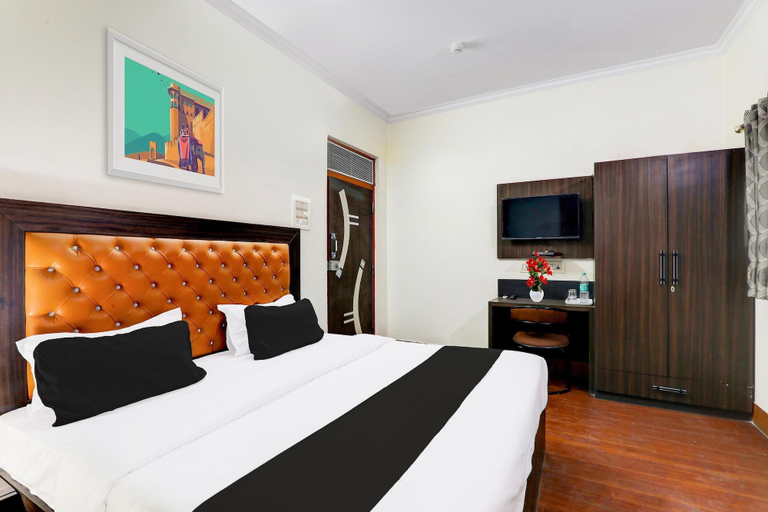 Room 4, Premium Collection O Alambagh BM Palace, Lucknow