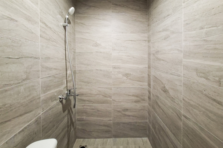Bathroom 5, Urban Sleek Studio at Apartment Collins Boulevard By Travelio, Tangerang