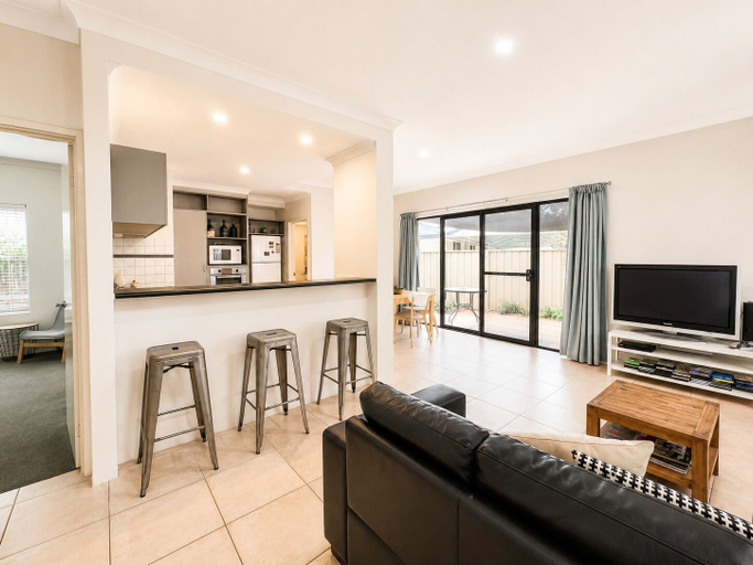 Living area 2, Relax On Moonshine, Busselton