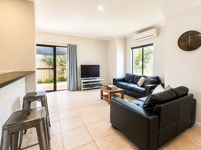 Living area 3, Relax On Moonshine, Busselton