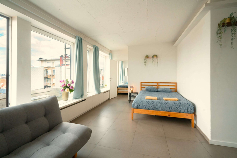 Room 2, Centrally Located Antwerp Stay for 10, Antwerpen