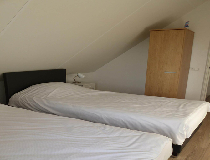 Room 4, Spacious Holiday Park Villa for 10, Baarle-Nassau