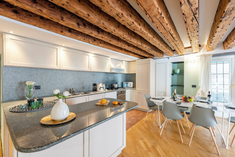 Private kitchen 2, Beautiful Apartment In The Historic Center, Genova