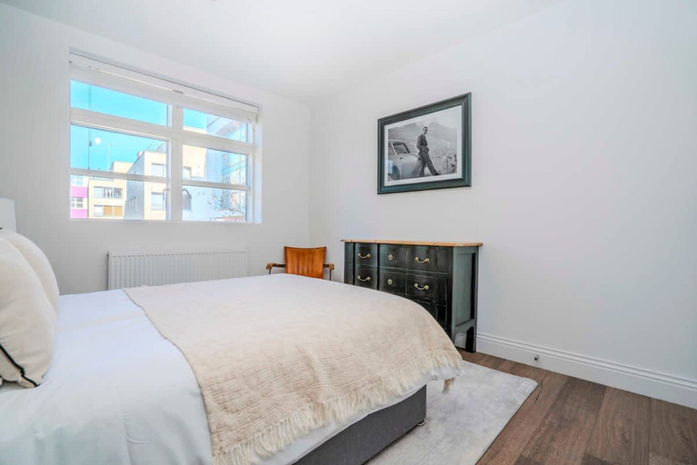 Room 3, Stylish 3BR Wimbledon Roof Terrace & Parking, London