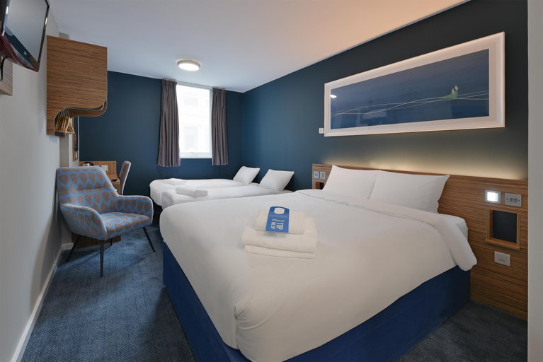 Bedroom 3, Travelodge Market Harborough, Leicestershire