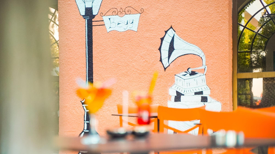 Food & Drinks