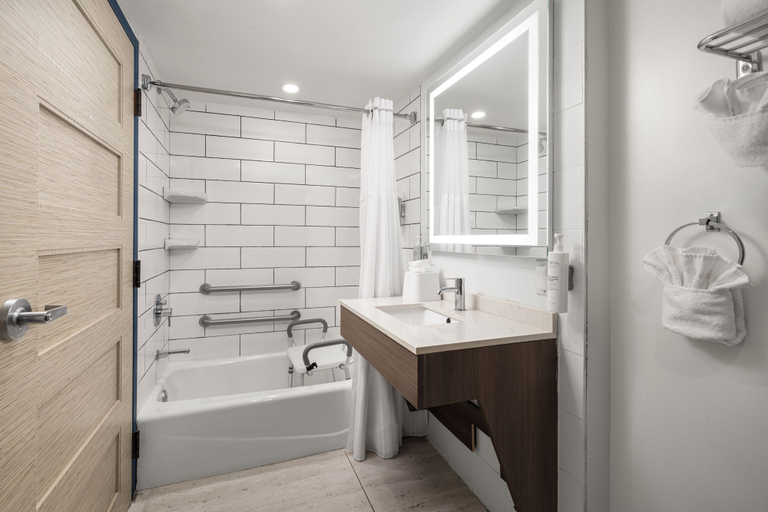Bathroom 1, Spark by Hilton Virginia Beach Oceanfront, Virginia Beach