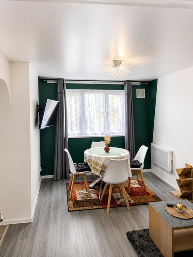 Others 3, The Express Apartment, London