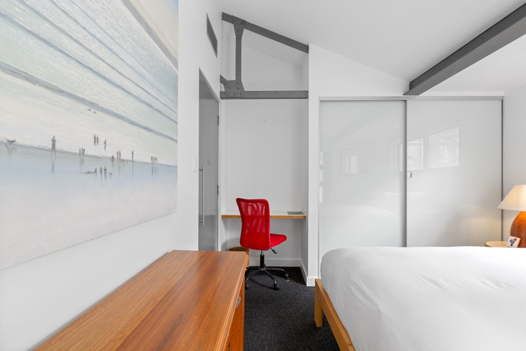 Room 2, Spacious 2-bed Retreat in Rosebery, Sydney