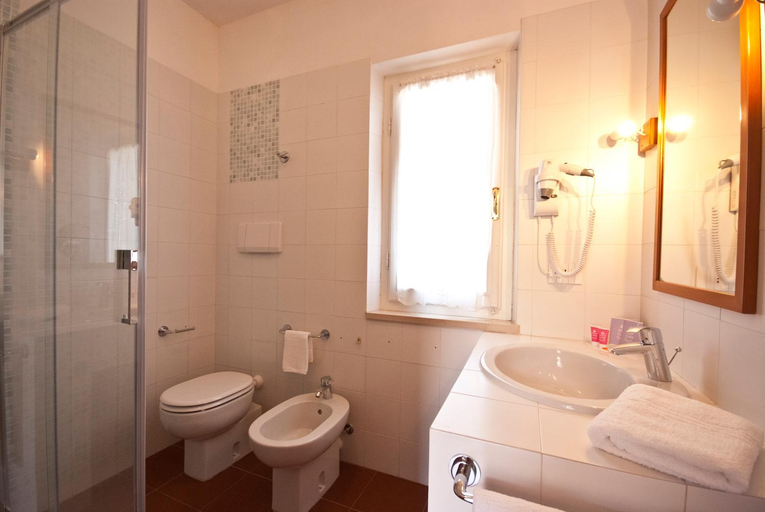 Bathroom 4, B&B La Casa degli Ulivi, Livorno