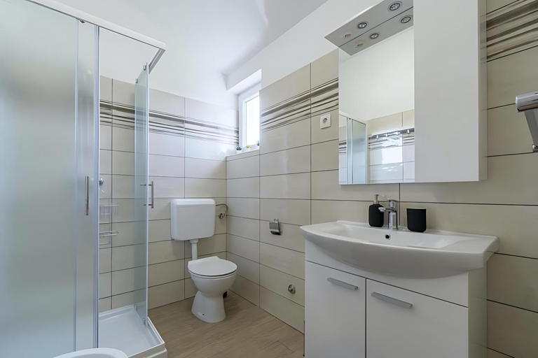 Bathroom 2, Casa Maja, Brtonigla