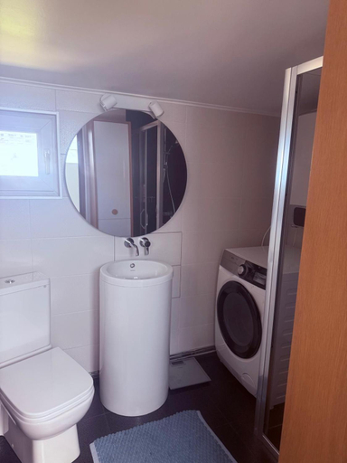 Bathroom 3, Cheerful 2 bedroom and lounge town house with free parking, Municipiul Bucuresti