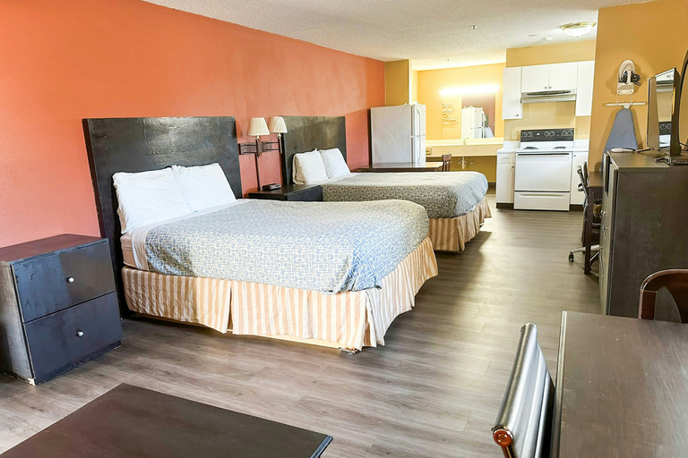 Bedroom 2, Garden Inn & Suites, Floyd