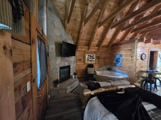 Room 5, Location Hot Tub Privacy Fireplace Common Pool, Sevier