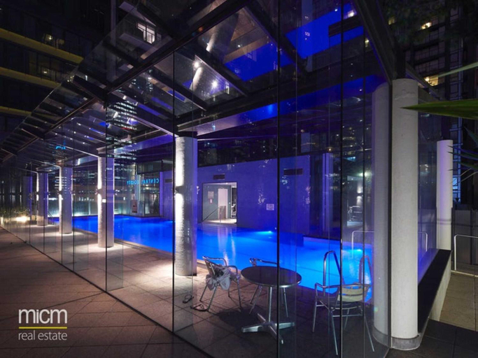 Others 5, Luxe 2-Bed Apartment with River Views Near Casino, Melbourne