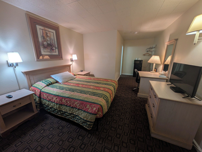 Bedroom 5, Economy Inn Safford, Graham