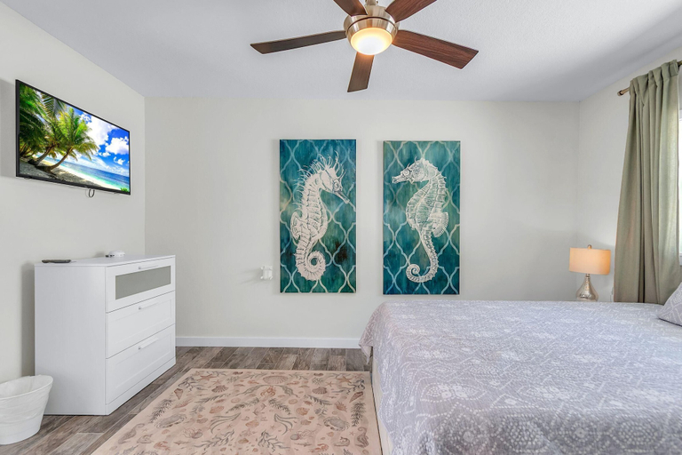 Room 4, Sunsets and Sand Beach Getaway, Pinellas