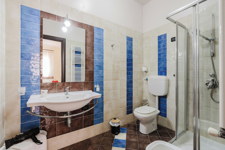 Bathroom 4, Cerri Hotel, Trapani