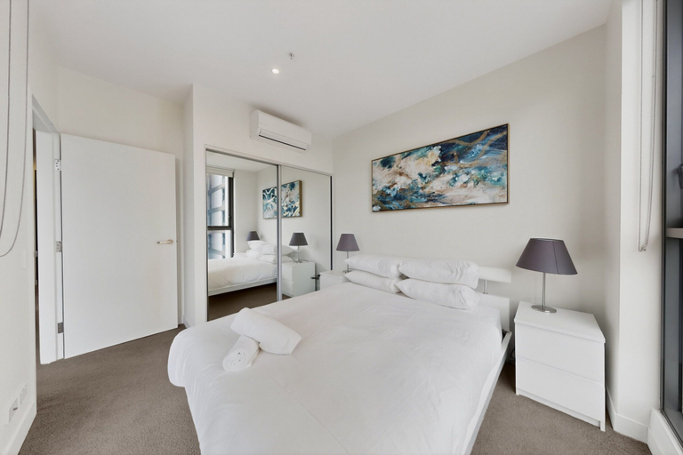 Room 4, Skyline 2BR Apt Near Metro Ryde, Sydney